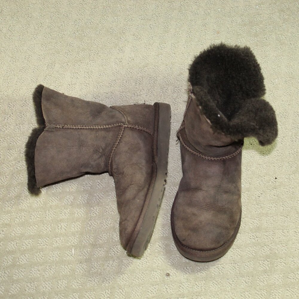 UGG Australia Bailey Button Brown Sheepskin Women’s Boots Size 7 S/N 5803